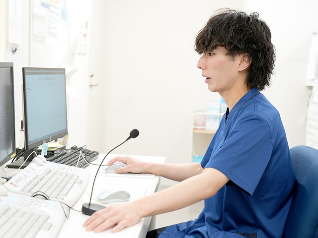 写真：患者さんの検査を行っている様子
