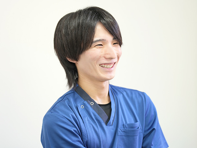写真：笑顔で話している様子
