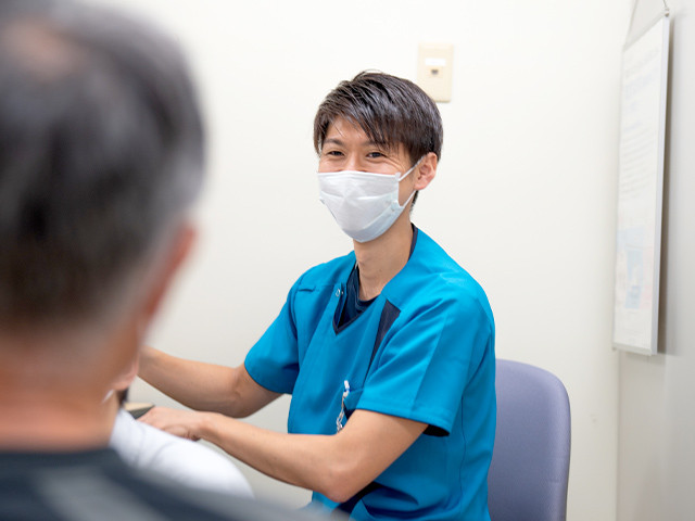 社員：臨床工学技師（2021年中途入職）が笑顔で話している様子