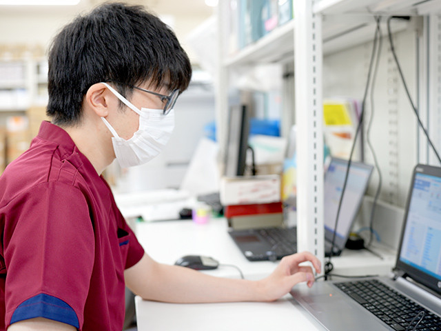 写真：薬剤科業務の様子