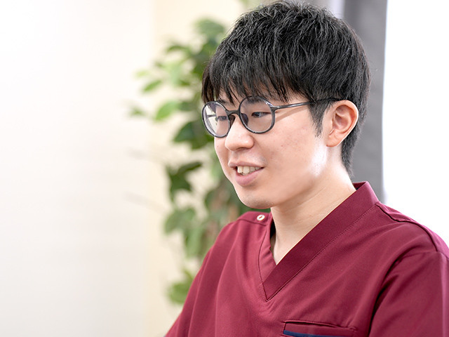 写真：薬剤師（2022年新卒入職）が笑顔で話している様子