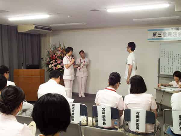写真：看護部総会の様子。代表者が表彰されている