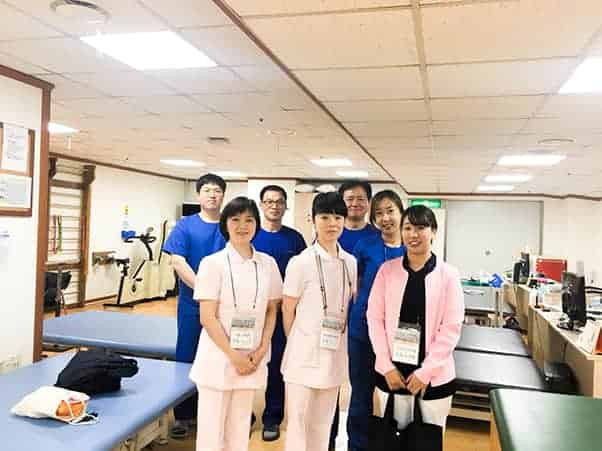 写真：医師と看護師が並んでいる様子