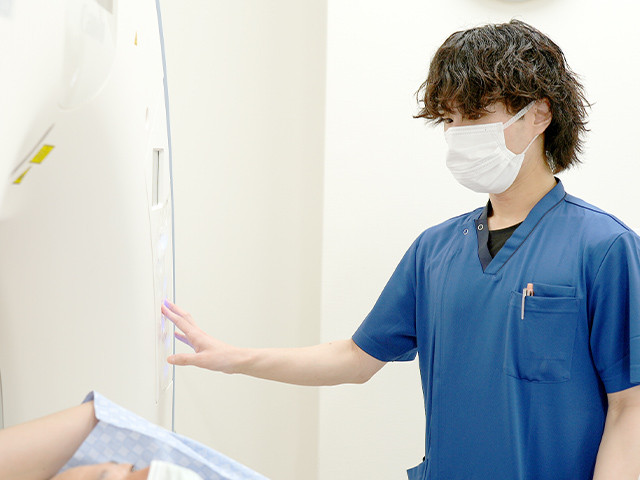 写真：患者さんの検査を行っている様子
