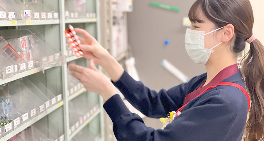 写真：薬剤科の業務中の様子