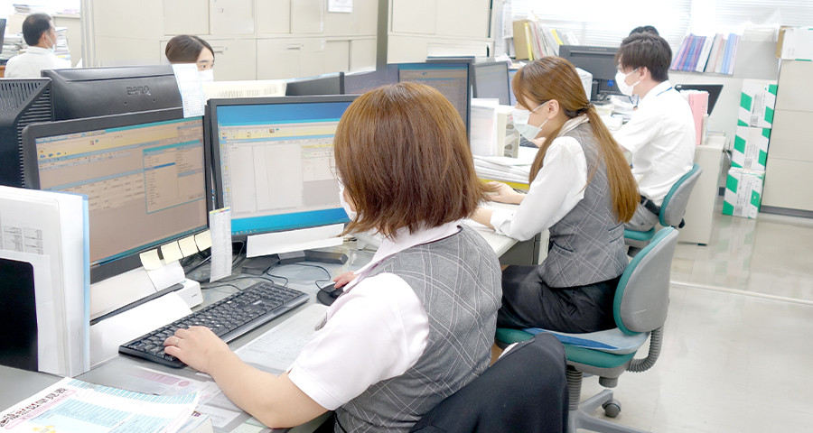 原三信病院のオフィスで働く職員たち
