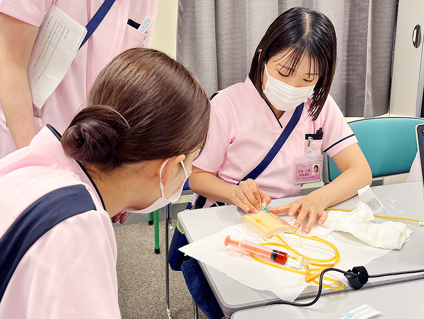 写真：注射について説明を受けている様子