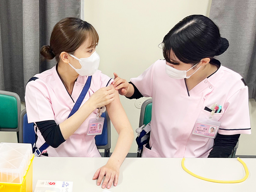 写真：看護師2名が研修している様子