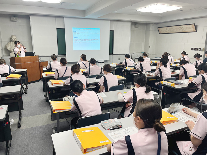 写真：新人研修にてプロジェクターを使った座学を行なっている様子