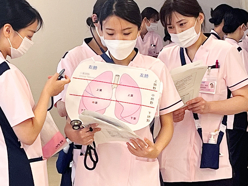 写真：資料や肺の図を使った研修