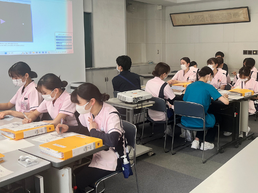 写真：プロジェクターを使った研修を受けている様子