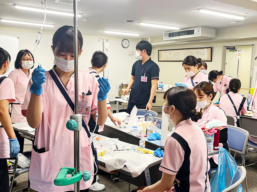 写真：点滴に使う器具などを学んでいる様子