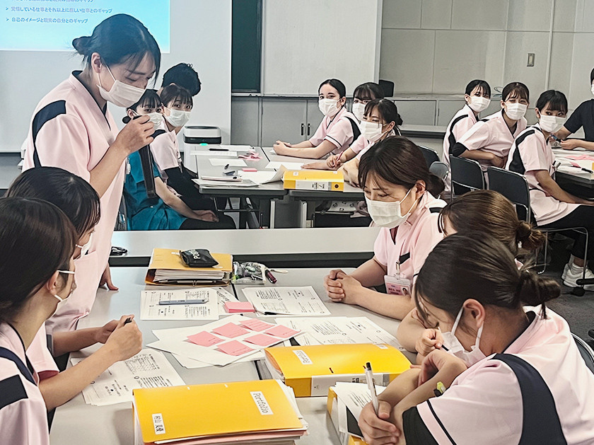 写真：研修にて発言している看護師