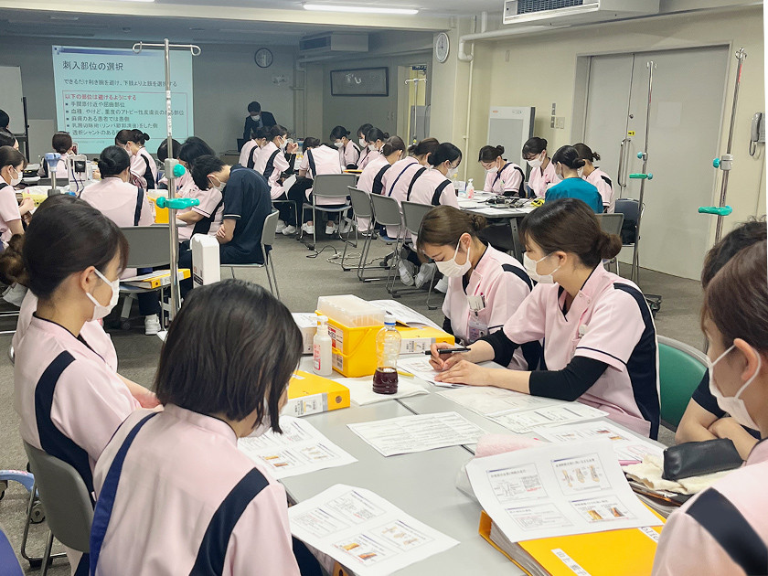 写真：座って集団で研修を受けている様子
