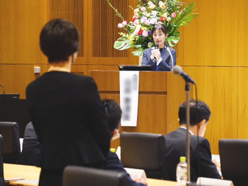 写真：壇上で研究発表について発言している女性