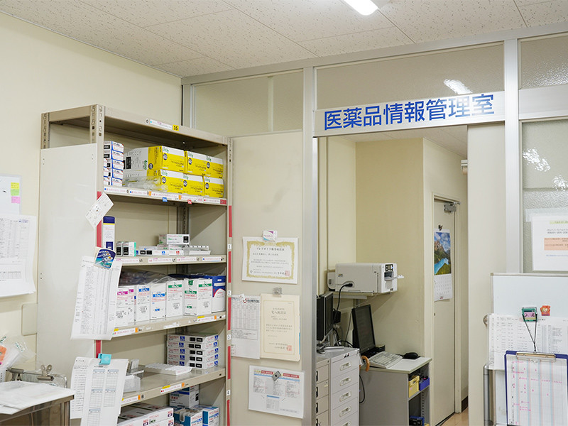 写真：医薬品情報管理室の様子