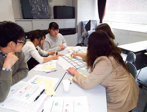 写真：図を描きながら相談している様子