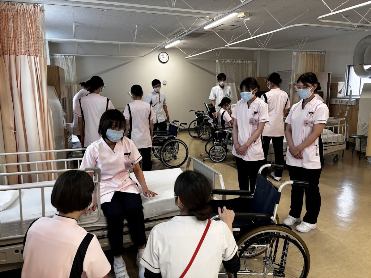 写真：新人研修にてプロジェクターを使った座学を行なっている様子