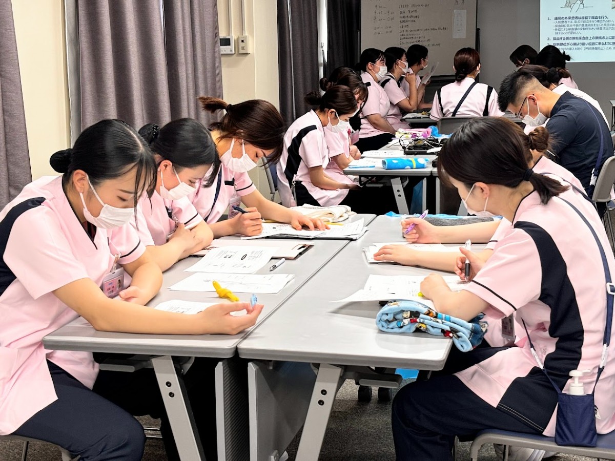 写真：注射について研修をおこなっている様子