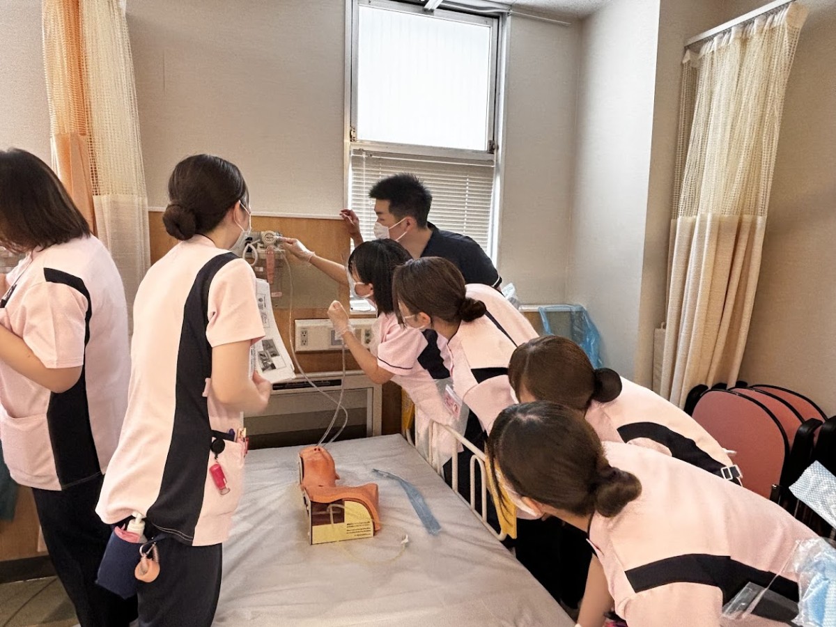 写真：点滴に使う器具などを学んでいる様子
