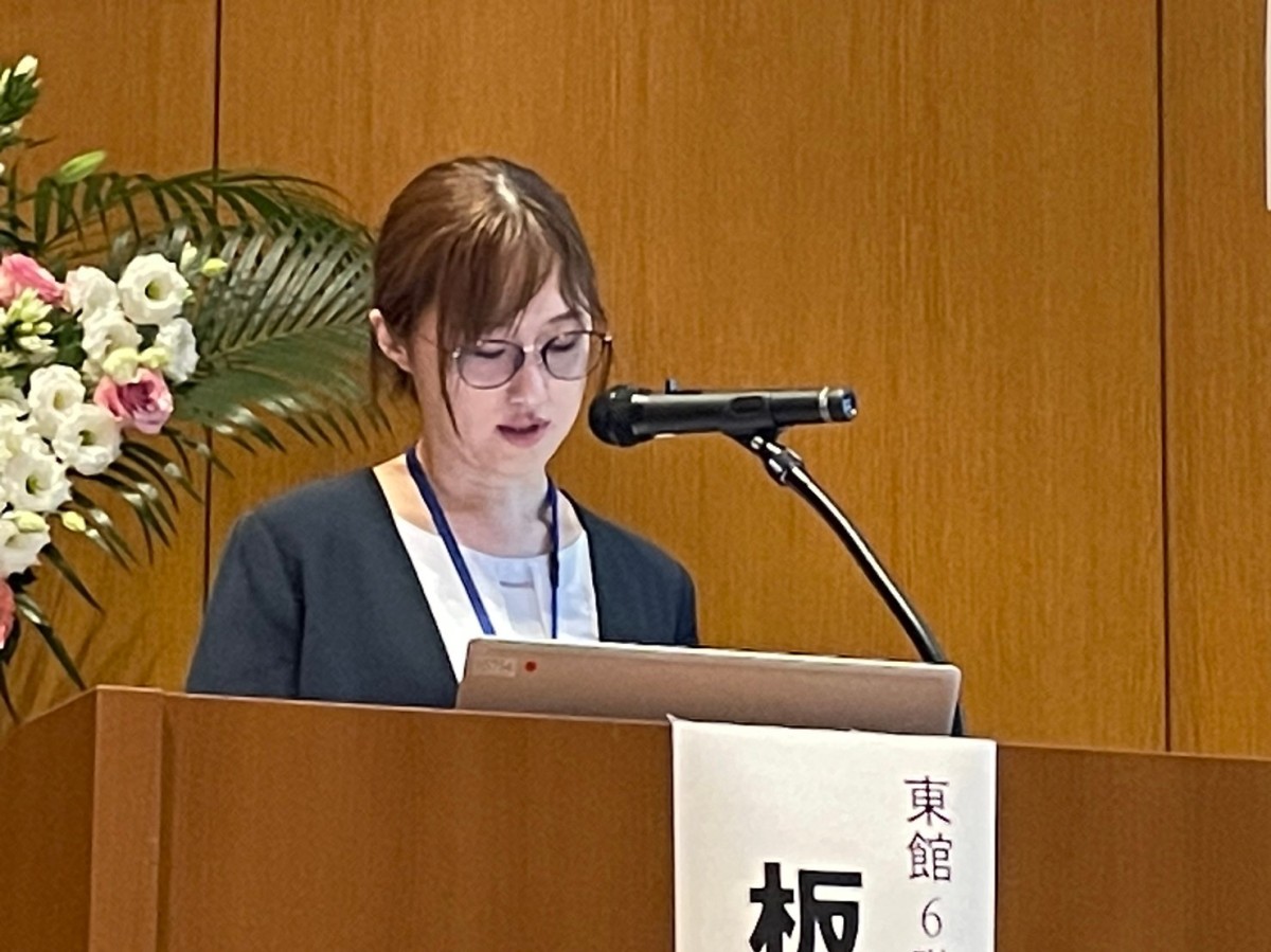 写真：壇上で研究発表について発言している女性