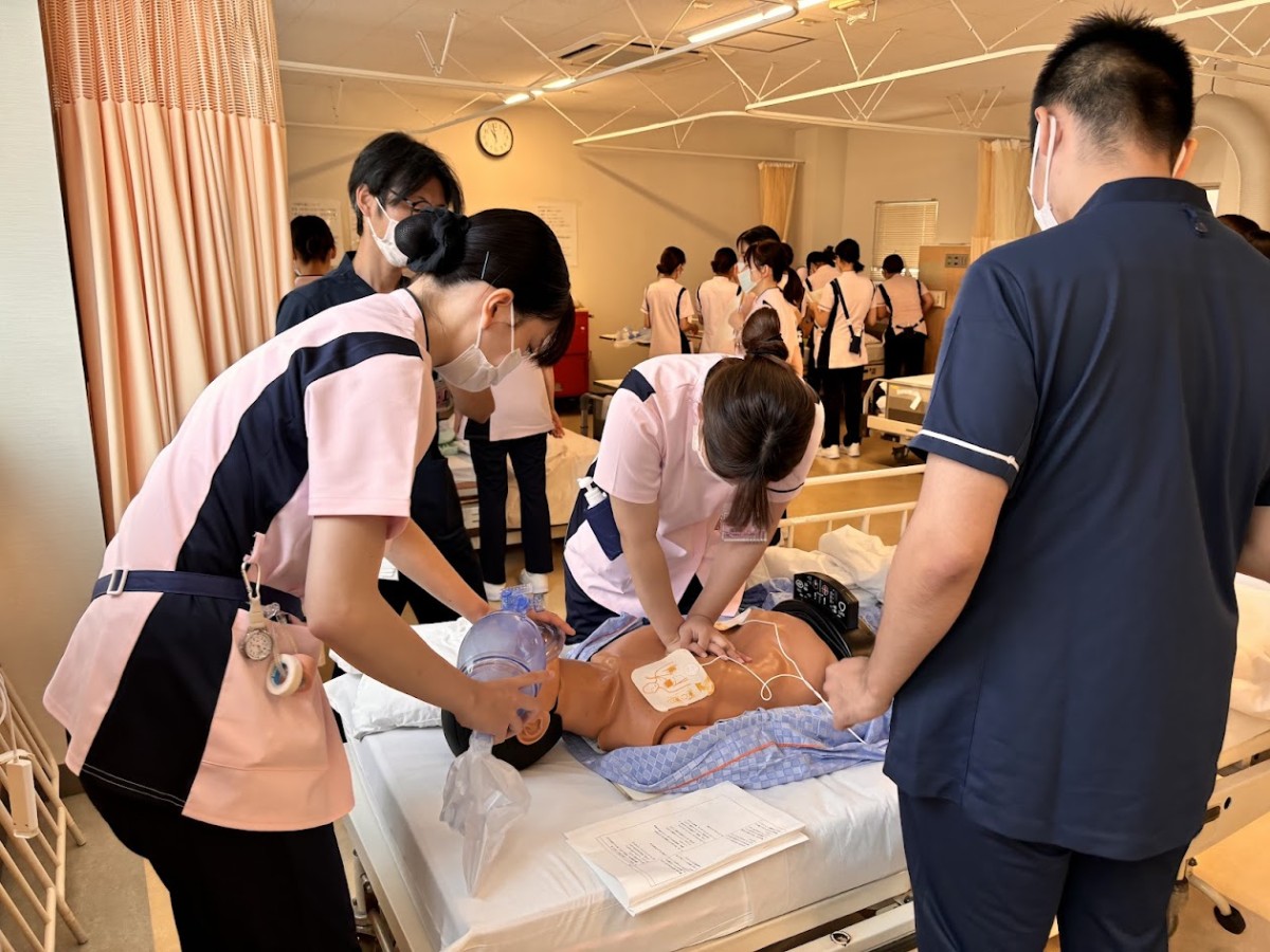 写真：看護師2名が研修している様子