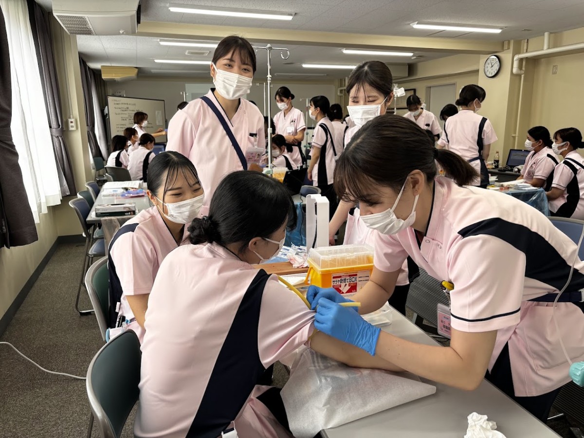 写真：注射について説明を受けている様子