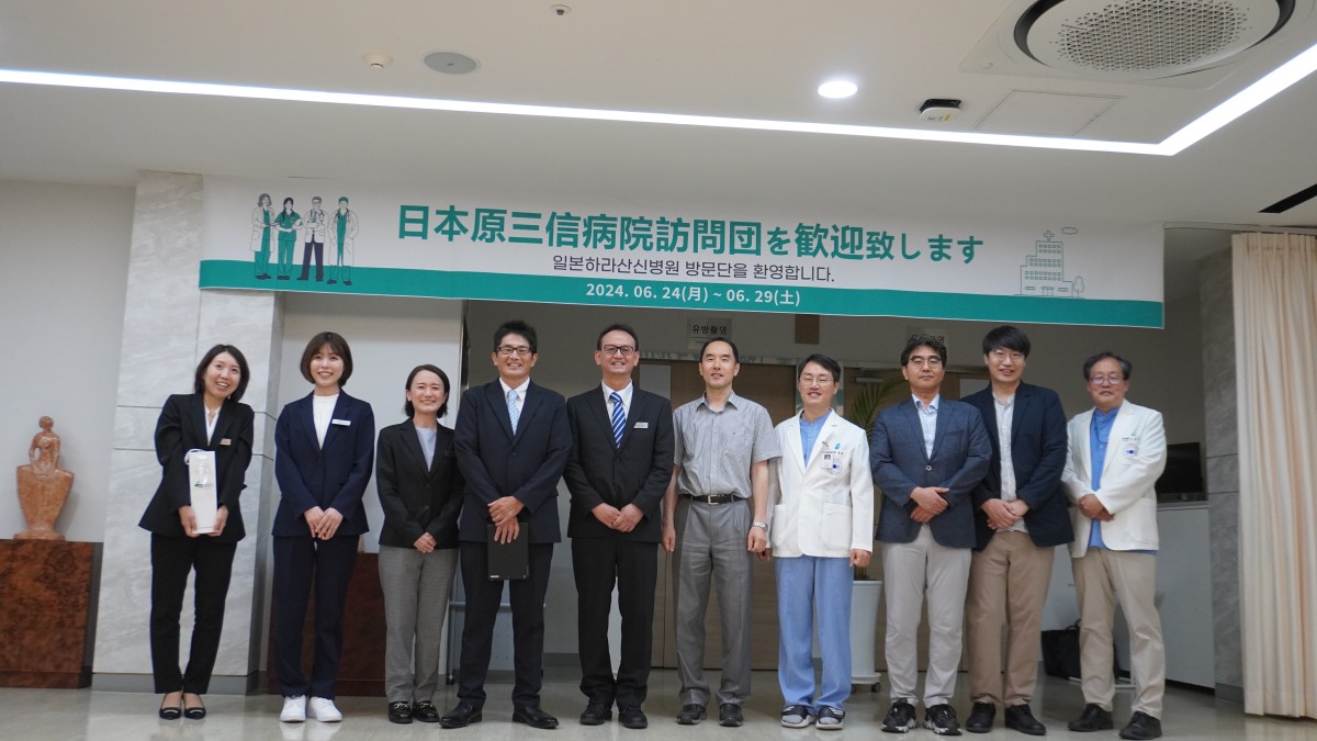 写真：医師と看護師が並んでいる様子