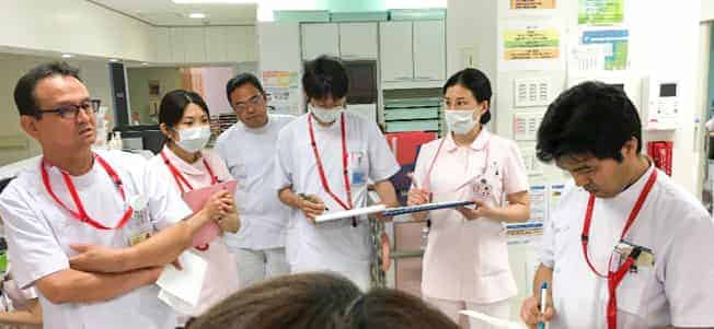 写真：緩和ケアチームで打ち合わせをしている様子