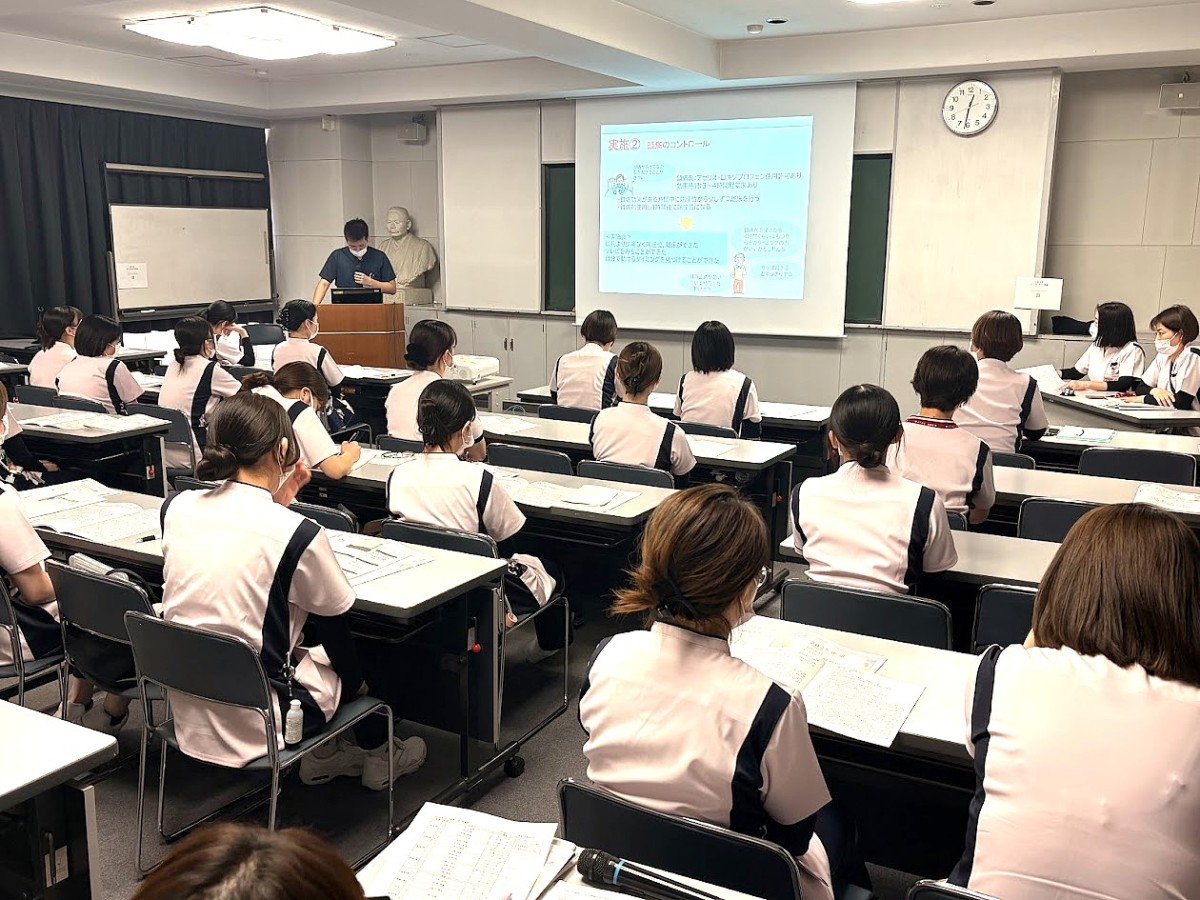 写真：研修の説明を座って受けている様子