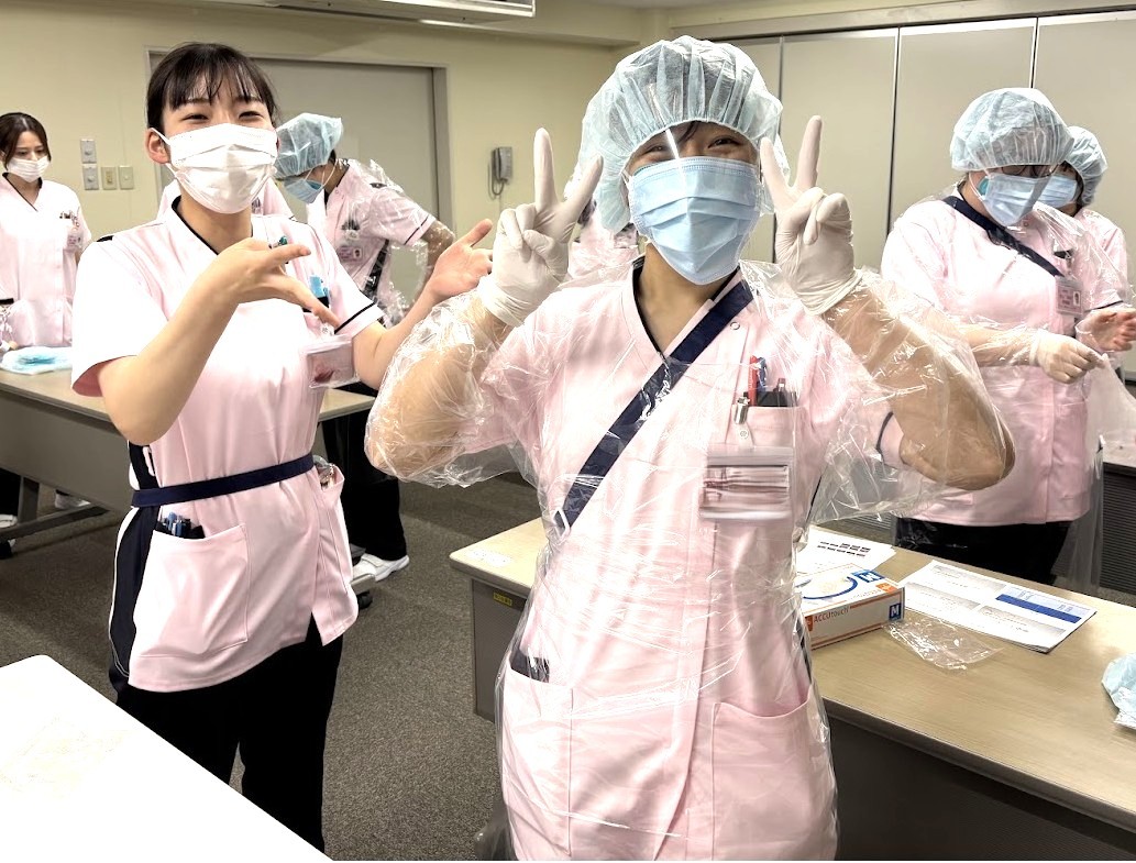 写真：新人研修にてプロジェクターを使った座学を行なっている様子