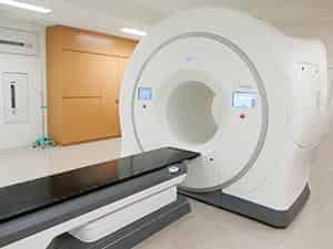 写真：高精度放射線治療装置トモセラピーの全体を写している。