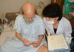写真：高齢者の口腔ケア