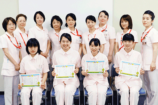 写真：ふれあい看護体験の様子。集合写真