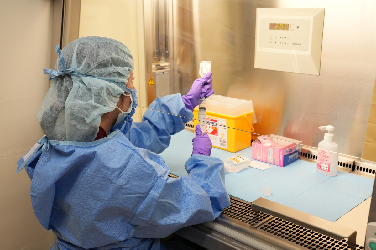 写真：無菌製剤調製の様子